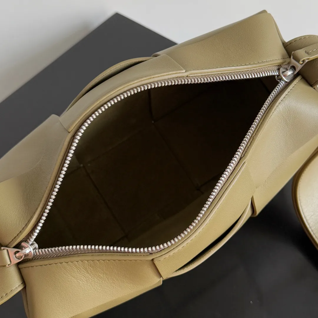 Batch 2480 BOTTEGA VENETA2025 new small ARCO camera bag. The bag has a unique woven design, which looks like scattered small squares. It has a strong sense of design! It’s very eye-catching👀Although the bag is not big, it can actually be packed🙌 Its cuteness and charm are irresistible! You can go out with just one carry, so worry-free! Very cost-effective 💯 Suitable for all men who have the habit of backpacking. The upper body is really handsome and very low-key! I think it’s very suitable for carrying on my daily back to work, it’s not too rigid and it feels very fashionable! Very tonally! Style number: 731165 Size: 28*18*9cm